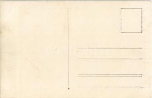 Osztrák-magyar haditengerészeti Zenta-osztályú védett cirkáló matrózai tüzelés után a töltényhüvelye...