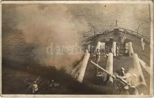 SMS Prinz Eugen osztrák-magyar haditengerészet Tegetthoff-osztályú csatahajójának lőgyakorlata 66 mm-es légvédelmi fegyverekkel / K.u.K. Kriegsmarine / WWI Austro-Hungarian Navy mariners during practice shooting of a three-inch anti-aircraft gun mounted on triple-gun turret "B.". photo (fl)