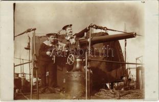 Dunaflottilla gyorstüzelő fegyvere matrózokkal, 44 mm Skoda gyorstüzelő / K.u.K. Kriegsmarine Donauflottille Schnellfeuer-Geschütz / Austro-Hungarian Navy River Guard ship's rapid-fire gun with mariners. photo (fl)