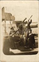 SMS Helgoland gyorscirkáló matrózai légvédelmi gépfegyverrel pózolnak, egyikük pipára gyújt / K.u.K. Kriegsmarine / WWI Austro-Hungarian Navy light cruiser's anti-aircraft machine gun, mariners posing. photo