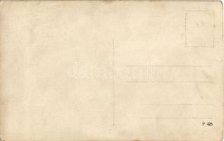 SMS Helgoland gyorscirkáló matrózai légvédelmi gépfegyverrel pózolnak, egyikük pipára gyújt / K.u.K....