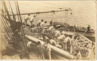 Osztrák-magyar matrózok torpedó beemelés közben egy Radetzky-osztályú csatahajóra / K.u.K. Kriegsmarine / WWI Austro-Hungarian Navy mariners loading torpedos onto a Radetzky-class battleship. photo