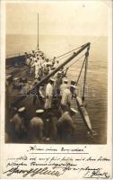 1914 Osztrák-magyar matrózok torpedó beemelés közben egy csatahajóra / K.u.K. Kriegsmarine / WWI Austro-Hungarian Navy mariners lifting a torpedo onto a battleship. photo + "K.u.K. KRIEGSMARINE 8.X.14 S.M.S. PRINZ EUGEN" (EK)