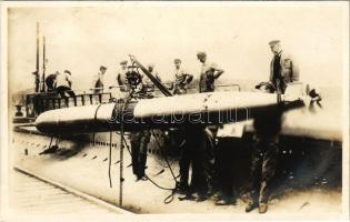 Osztrák-magyar matrózok próbálnak egy torpedót beemelni egy tengeralattjáróra / K.u.K. Kriegsmarine Unterseeboot / WWI Austro-Hungarian Navy mariners trying to load a torpedo onto a submarine. photo