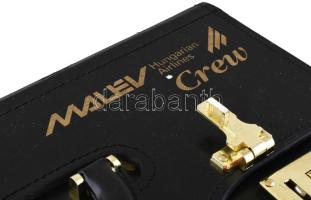 Malév számzáras pilótatáska, benne mappával. Kopásokkal, de szép állapotban, 45x34x20 cm