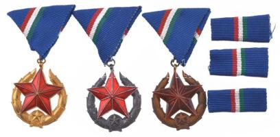 1951. "Közbiztonsági Érem" arany, ezüst, bronz fokozata a rendőrség tagjai részére, mindhárom szalagsávval T:AU,XF NMK 549., 550., 551.