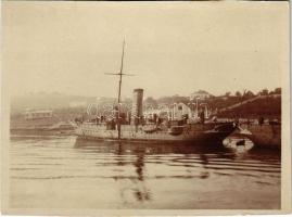 1908 Pola, SMS SPALATO osztrák-magyar Zara-osztályú torpedóhajója (őrhajója) a kikötőben / K.u.K. Kriegsmarine Torpedoboot / Austro-Hungarian Navy torpedo boat. photo (9 x 6,6 cm) (vágott / cut)