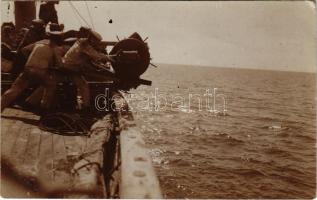 1915 SMS BLITZ Osztrák-Magyar Monarchia Komet-osztályú torpedóhajója (őrhajója) matrózai aknadobás közben / K.u.K. Kriegsmarine / Austro-Hungarian Navy Komet-class torpedo boat's mariners throwing a mine into the sea. photo (EK)