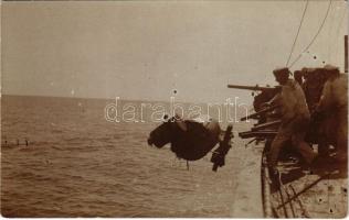 1915 SMS BLITZ Osztrák-Magyar Monarchia Komet-osztályú torpedóhajója (őrhajója) matrózai aknadobás közben / K.u.K. Kriegsmarine / Austro-Hungarian Navy Komet-class torpedo boat&#039;s mariners throwing a mine into the sea. photo