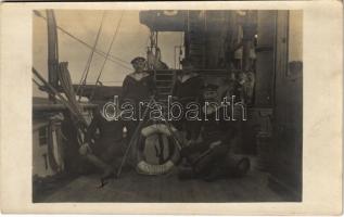 1915 SMS TRABANT az Osztrák-Magyar Monarchia Trabant-osztályú torpedóhajó (őrhajója) matrózai a fedélzeten / K.u.K. Kriegsmarine Matrosen / Austro-Hungarian Navy torpedo gunboats mariners on deck. photo