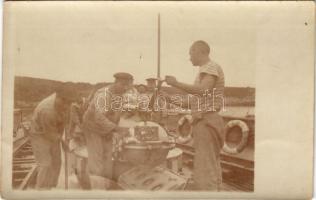 1916 SMS SATELLIT Satellit-osztályú torpedóhajó (őrhajó) matrózai torpedóval / K.u.K. Kriegsmarine Torpedoboot, Matrosen / Austro-Hungarian Navy torpedo boat's mariners. photo (gyűrődés / crease)