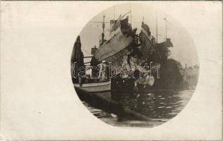 1916 Sérült SMS MAGNET Osztrák-Magyar Monarchia Magnet-osztályú torpedóhajó (őrhajója) a szárazdokkban az olasz Salpa tengeralattjáróval való találkozása után / K.u.K. Kriegsmarine Torpedoboot / Damaged Austro-Hungarian Navy torpedo gunboat in the dry dock after an encounter with the Italian submarine Salpa. photo (EK)