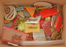 Egy doboznyi, legnagyobbrészt vegyes jelvény és kitűző szinte kivétel nélkül a szocialista időszakból, közte külföldi darabok is