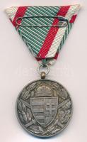 1929. "Magyar Háborús Emlékérem kardokkal, sisakkal" ezüstözött bronz kitüntetés mellszala...