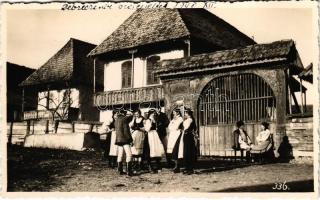 Székelyudvarhely, Odorheiu Secuiesc; népviselet, Székely kapu. Kováts István fényképész / folklore, Secui folklore and wood carved gate. photo