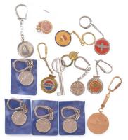 13db-os magyar és külföldi kulcstartó-tétel, közte Állami Pénzverő, USA 1987. 1c kulcskarikába foglalva, Pepsi, Mirinda, Rendőrség, Újpesti Dózsa. Új, illetve alig használt állapotban