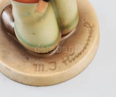 Hummel gitározó fiú figura, jelzéssel, kis kopottsággal, m: 16 cm