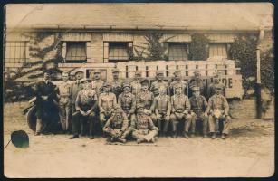 cca 1920-1940 Gróf Károlyi Imre gyárának teherautója és munkásai (a teherautó oldalán és a sapkákon is "Gróf Károlyi Imre" felirattal), fotólap, kisebb törésnyomokkal, 14x9 cm