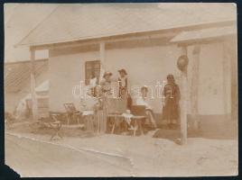 cca 1910-1920 Amatőr festők egy parasztház udvarán, fotó, kis szakadással, sarokhiánnyal, törésnyomokkal, 9,5x7 cm