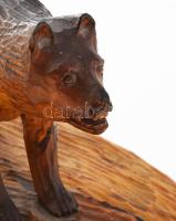 Medve a sziklán. Faragott fa. 30x23 cm