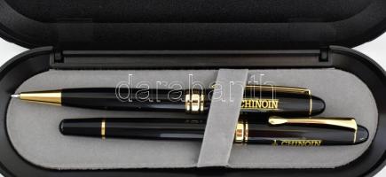 Chinoin reklámtárgyak. Műbőr táska, 20x26 cm Eredeti dobozában, nyakkendők. Marksman márkájú töltő é...