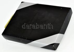 Chinoin reklámtárgyak. Műbőr táska, 20x26 cm Eredeti dobozában, nyakkendők. Marksman márkájú töltő é...