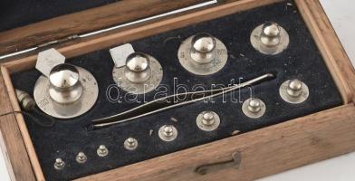 Szegedi mérlegkészítő Ktsz. patikai mérleg, 42x38 cm + hozzá komplett súlykészlet fa dobozban