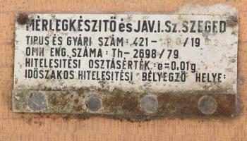 Szegedi mérlegkészítő Ktsz. patikai mérleg, 42x38 cm + hozzá komplett súlykészlet fa dobozban