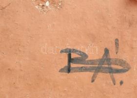 Borsodi Ágnes: Tyúkokat etető asszony. Mázas kerámia kép, jelzéssel, kopásokkal, 22x18 cm