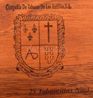 4 db márkás szivar + fa szivartartó doboz, h: 13-17 cm, doboz 23x19x5 cm