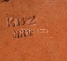 2 db Hódmezővásárhelyi mázas kerámia falitányér, d: 22 - 28 cm + Mini kancsó, m: 8 cm. Jelzettek, ko...