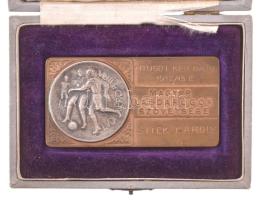 Berán Lajos (1882-1943) 1913. "Ludi Pro Patria" jelzett Ag emlékérem (0.800/35mm), rögzítve "Magyar Labdarúgók Szövetsége" bronz plaketthez (75x38mm), eredeti tokban. A plaketten "Nyugot Ker. Bajn. 1912/13 é. - Stick Károly" gravírozás. Abban a szezonban a Győri ETO százszázalékos mérleggel nyerte a Dunántúli kerület Győrvidéki alosztályát (a volt Nyugati kerületet), majd a kerületi döntőt is, végül a legjobb vidéki csapat címet is a győriek söpörték be a Kassa elleni 3-1-es győzelemmel. Stick Károly többek közt az ETO és a Nemzeti SC játékosa is volt, majd edzőként ugyancsak dolgozott az ETO-nál. T:AU,XF patina