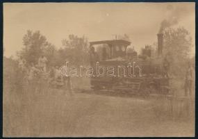 cca 1914-1918 Osztrák-magyar katonák gőzmozdonnyal, fotó, a hátoldalon feliratozva, 10,5x7,5 cm / Austro-Hungarian soldiers with steam locomotive, photo