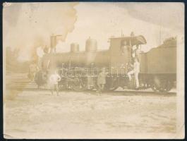 cca 1914-1918 Osztrák-magyar katonák gőzmozdonnyal, fotó, ázásnyommal, 12x9 cm / Austro-Hungarian soldiers with steam locomotive, photo, with water stain