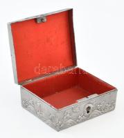 Pávás ón szelence. Plasztikus páva díszítéssel. Kulcsos zárral. (kulcs nélkül) 9x7,5x4 cm Belül piro...