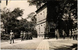 Magyar katonák a laktanya udvarán / Hungarian military barrack, soldiers. photo (EB)