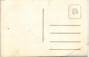 Magyar katonák a laktanya udvarán / Hungarian military barrack, soldiers. photo (EB)