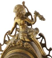 Díszes masszív bronz testű asztali óra, elemes szerkezettel jó állapotban, puttó figurával díszített...