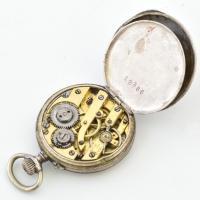 Ezüst (Ag) tokos zsebóra, nem működik, jelzéssel, plexilapja hiányzik, sérüléssel, d: 20 mm