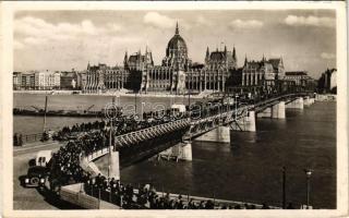 1948 Budapest, Kossuth híd autókkal és gyalogosokkal, uszály (EK)