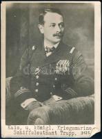 cca 1914-1918 Georg Ludwig Ritter von Trapp (Trapp György lovag) (1880-1947) sorhajóhadnagy, az Osztrák-Magyar Cs. és Kir. Haditengerészet (K. u. k. Kriegsmarine) tisztje. Ő volt az I. világháború legeredményesebb osztrák-magyar tengeralattjáró-kapitánya, 2 ellenséges hadihajó, valamint 11 kereskedőhajó elsüllyesztésével. Legfőbb hadi sikereit az U-5 tengeralattjáró parancsokaként szerezte: 1915. áprilisában egy sikeres torpedótámadással elsüllyesztette a León Gambetta francia páncélos cirkálót az Adriai-tengeren. Ugyanebben az évben sikerült elsüllyesztenie a Nereide olasz tengeralattjárót, valamint elfognia a görög Cefalonia gőzhajót. Háborús érdemeiért - egyéb kitüntetései mellett - 1924-ben megkapta a Mária Terézia-rend lovagkeresztjét. Eredeti fotó, feliratozva, saroktöréssel, szélén kisebb szakadással, 23x17 cm / cca 1914-1918 Georg Ludwig Ritter von Trapp (1880-1947), lieutenant (Linienschiffsleutnant) of the Austro-Hungarian Navy (K. u. k. Kriegsmarine). He was the most successful Austro-Hungarian submarine commander of World War I, sinking 2 enemy warships and 11 merchant ships. He achieved his most significant feats as commander of the U-5 submarine: in April 1915, he sank the French armored cruiser Léon Gambetta on the Adriatic Sea with a successful torpedo attack. In the same year, he also managed to sink the Italian submarine Nereide, and capture the Greek steamship Cefalonia. For his merits - among his other decorations - he was awarded the Knight's Cross of the Military Order of Maria Theresa in 1924. Original photo, with description at the bottom, with small tear on the edge, folded corner, 23x17 cm