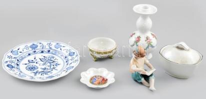 6 darabos vegyes porcelán csomag szép darabokkal: Hollóházi irizáló bonbonier, Kispest olvasó fiú, Meissen hagymamintás tál, Herendi bonbonier alsó fele, Wallendorf váza. Jelzéssel, néhol kopással, a tálon pattanással.