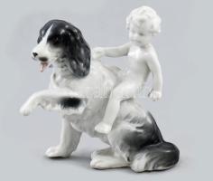 Német porcelán kutyán lovagló puttó figura, jelzéssel, ujja sérült, m: 12 cm