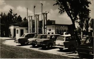 1970 Agárd, strand bejárata, autók. 100 éves a képes levelezőlap. Foto: Bakonyi Béla. Kiadja Képzőművészeti Alap Kiadóvállalata