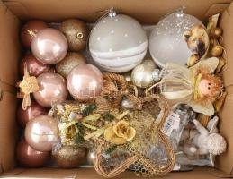 Több doboznyi karácsonyi dekoráció tétel: koszorú, üvegkínáló, asztaldíszek, lakásdíszek, potpourri,...