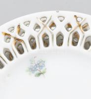 Antik áttört- és virágmintás díszítésű süteménykínáló készlet, nagy tálon számozással, minimális kop...