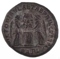 Római Birodalom / Arles / I. Constantinus 319. Follis (2,83g) T:XF Roman Empire / Arles / Constantine I 319. Follis "IMP CONSTA-NTINVS AVG / VICTORIAE LAETAE PRINC PERP - PARL" (2,83g) C:XF