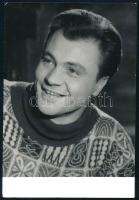 Bitskey Tibor (1929-2015) színész hátoldalon aláírt fotója, 6,5x9,5 cm