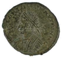 Római Birodalom / London (Londinium) / II. Constantinus 323-324. Follis (2,93g) T:VF,F Roman Empire / London (Londinium) / Constantinus II 323-324. Follis "CONSTANTI-NVS IVN NC / BEAT dot TRA-N dot QLITAS - VOT IS XX - PLON" (2,93g) C:VF,F