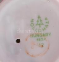 Hollóházi zsebredugott kezű kisfiú. Terv.: Káldor Aurél. Kézzel festett, jelzett, hibátlan, m: 12 cm